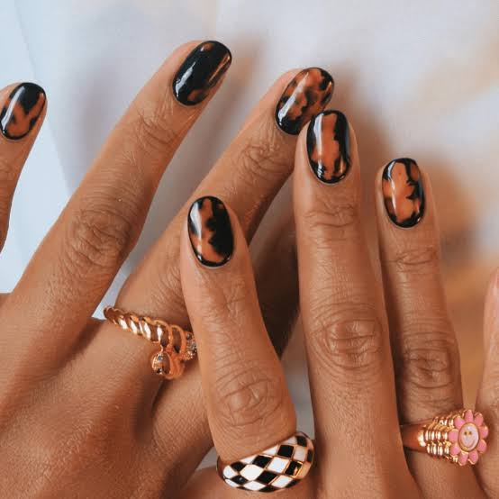 Classic Tortoiseshell Pattern Short Oval Nails Classic Tortoiseshell Pattern Short Oval Nails — Trendy Short Nails Color