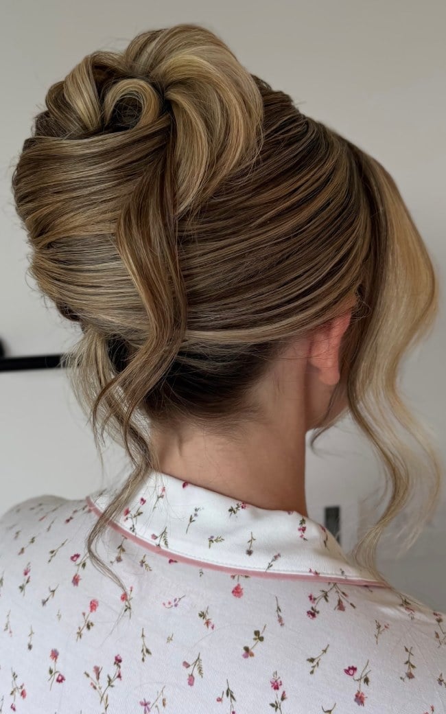 Voluminous Ash Blonde Messy Bun — Trendy Wedding Bun