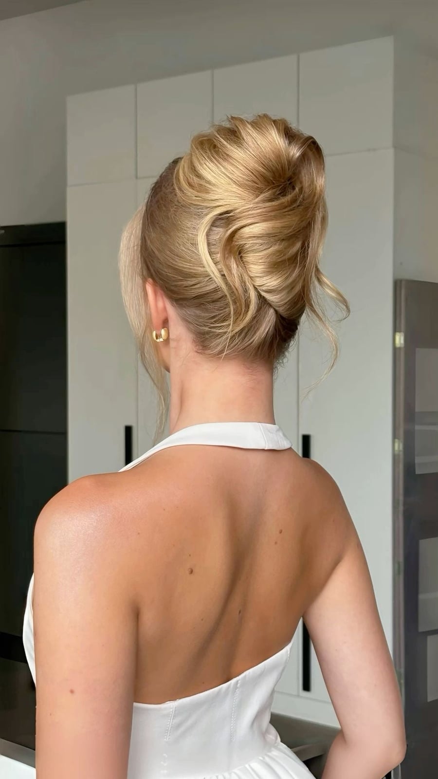 Voluminous Sculpted Blonde Bun — Trendy Wedding Bun