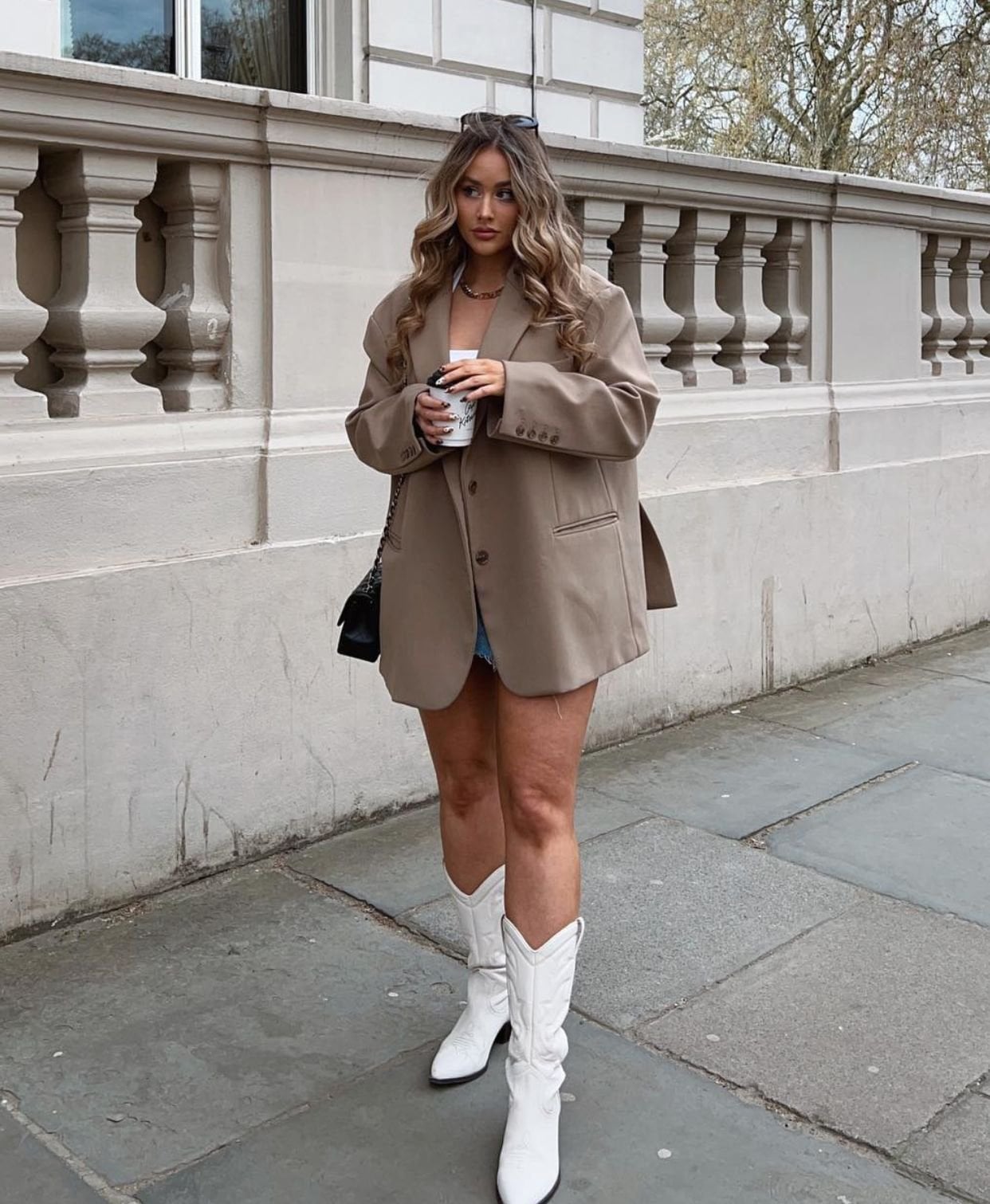 Cowboy Boots With Denim Shorts And Blazer Cowboy Boots With Denim Shorts And Blazer — Trendy White Boots Outfit