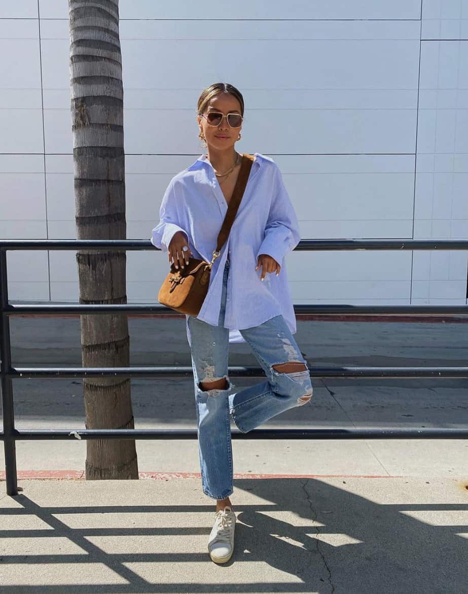 Oversized blue shirt and ripped jeans for a casual day Oversized blue shirt and ripped jeans for a casual day — Zoo Outfits