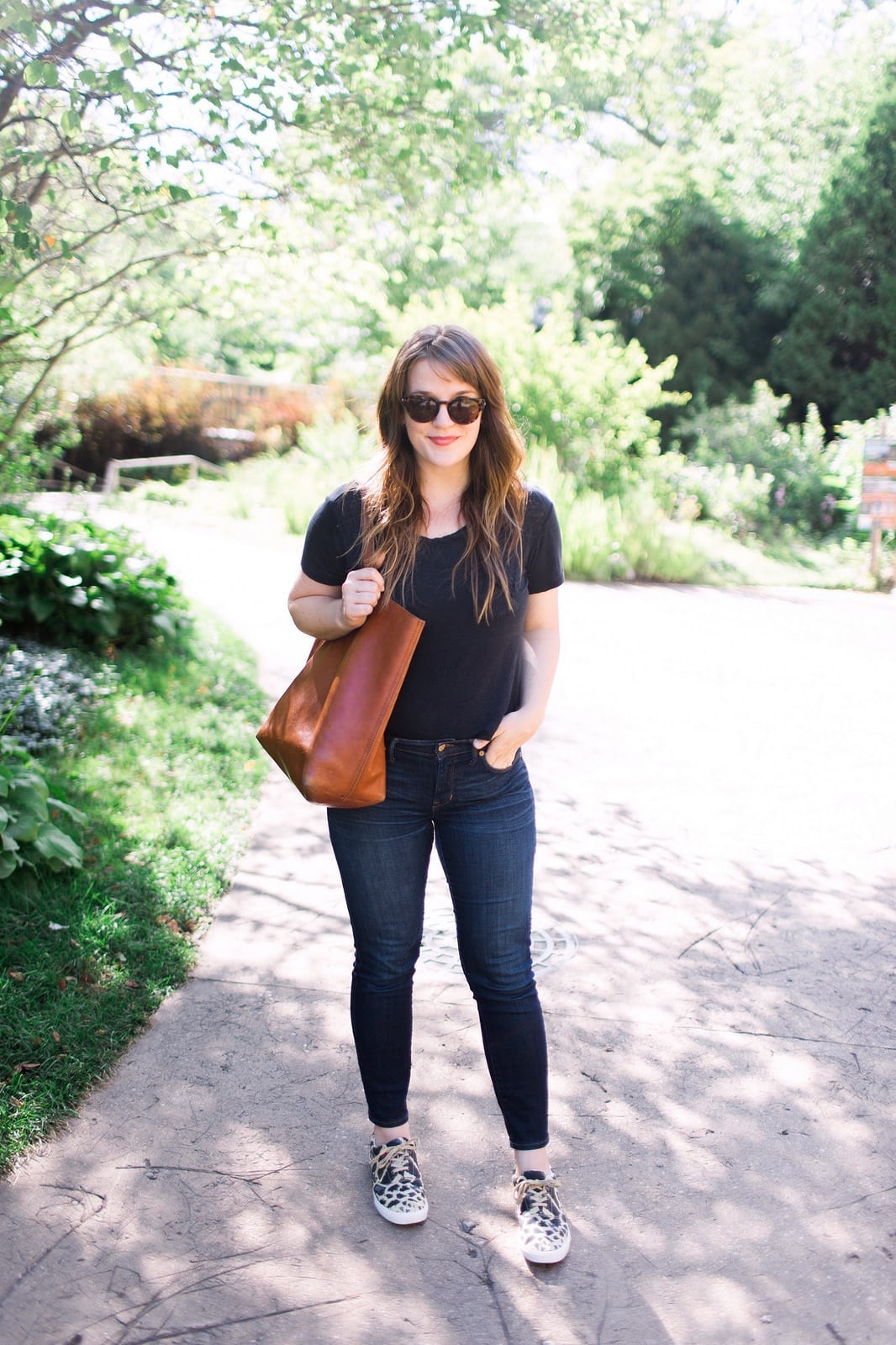 Skinny jeans and black tee with leopard print sneakers Skinny jeans and black tee with leopard print sneakers — Zoo Outfits