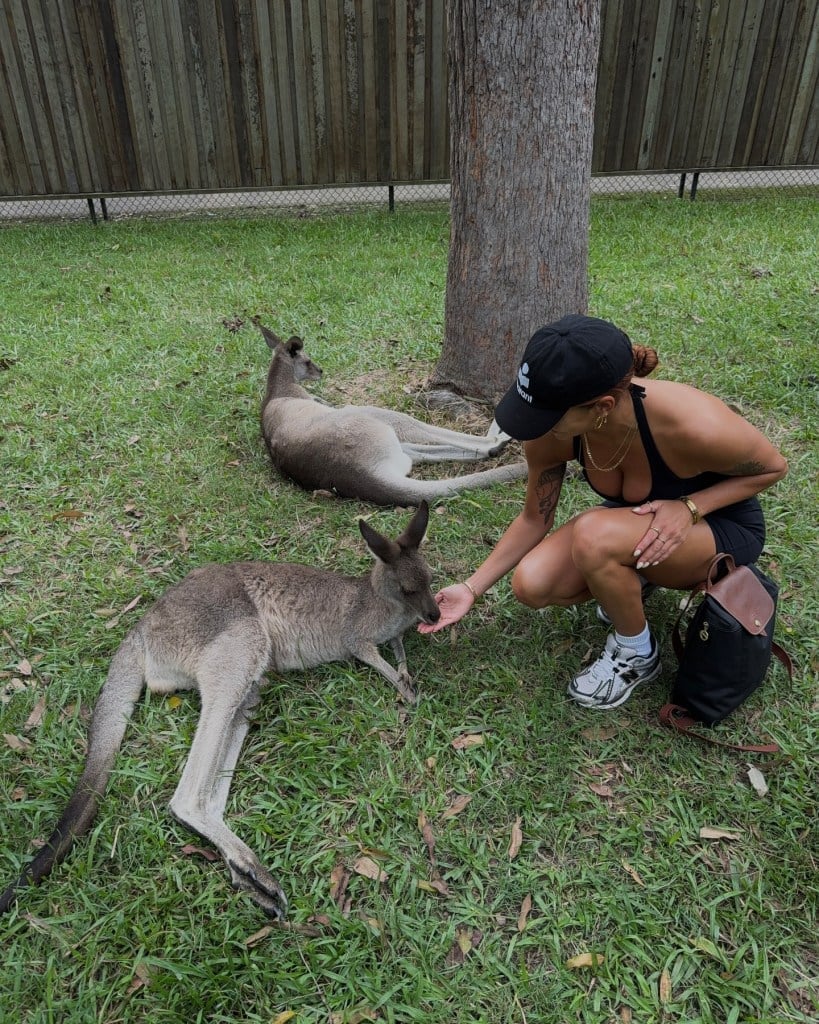 Black tank top and shorts for feeding kangaroos Black tank top and shorts for feeding kangaroos — Zoo Outfits
